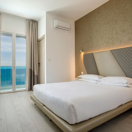 Hotel Tirreno Latina Buitenkant foto