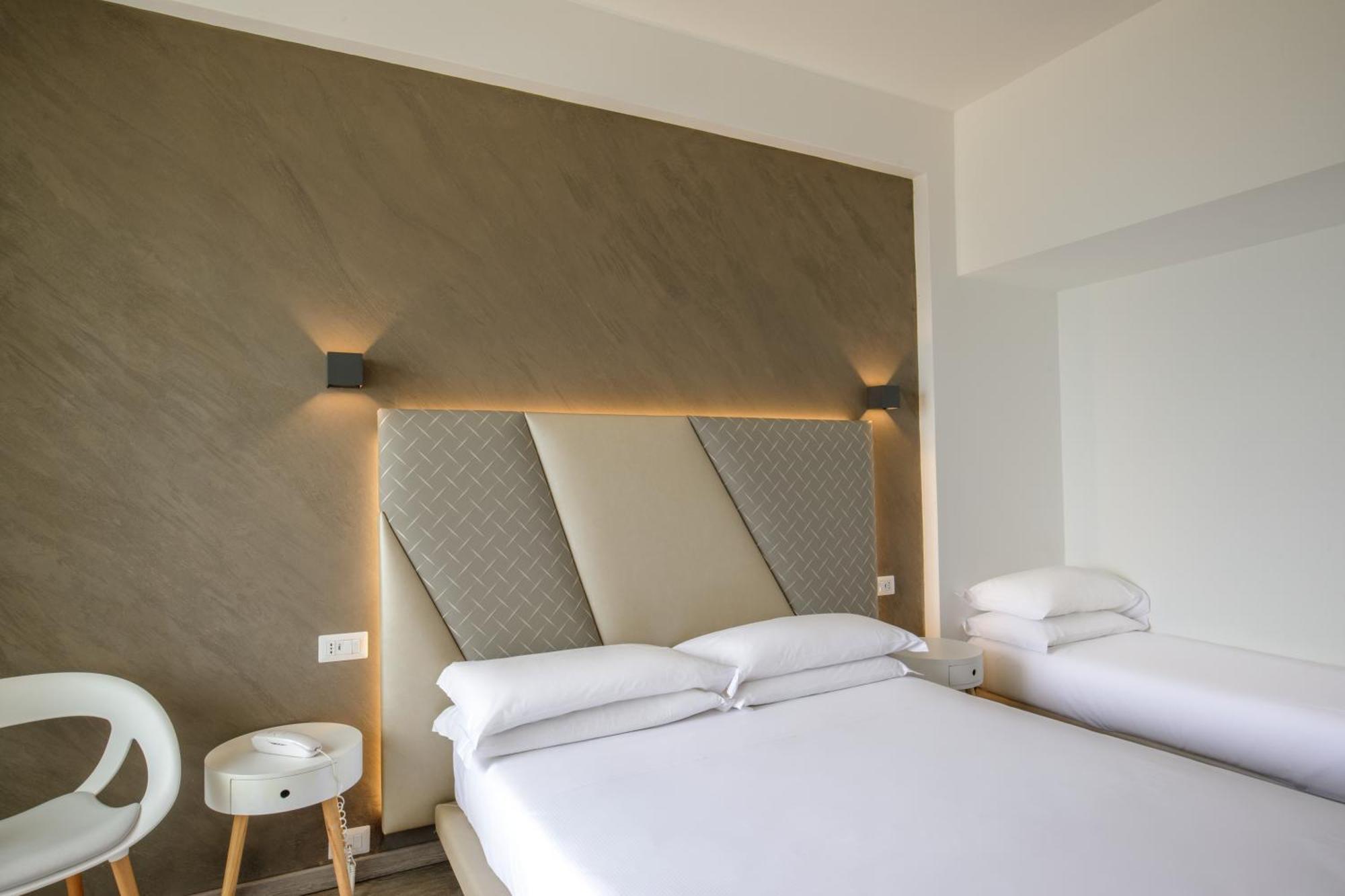 Hotel Tirreno Latina Buitenkant foto