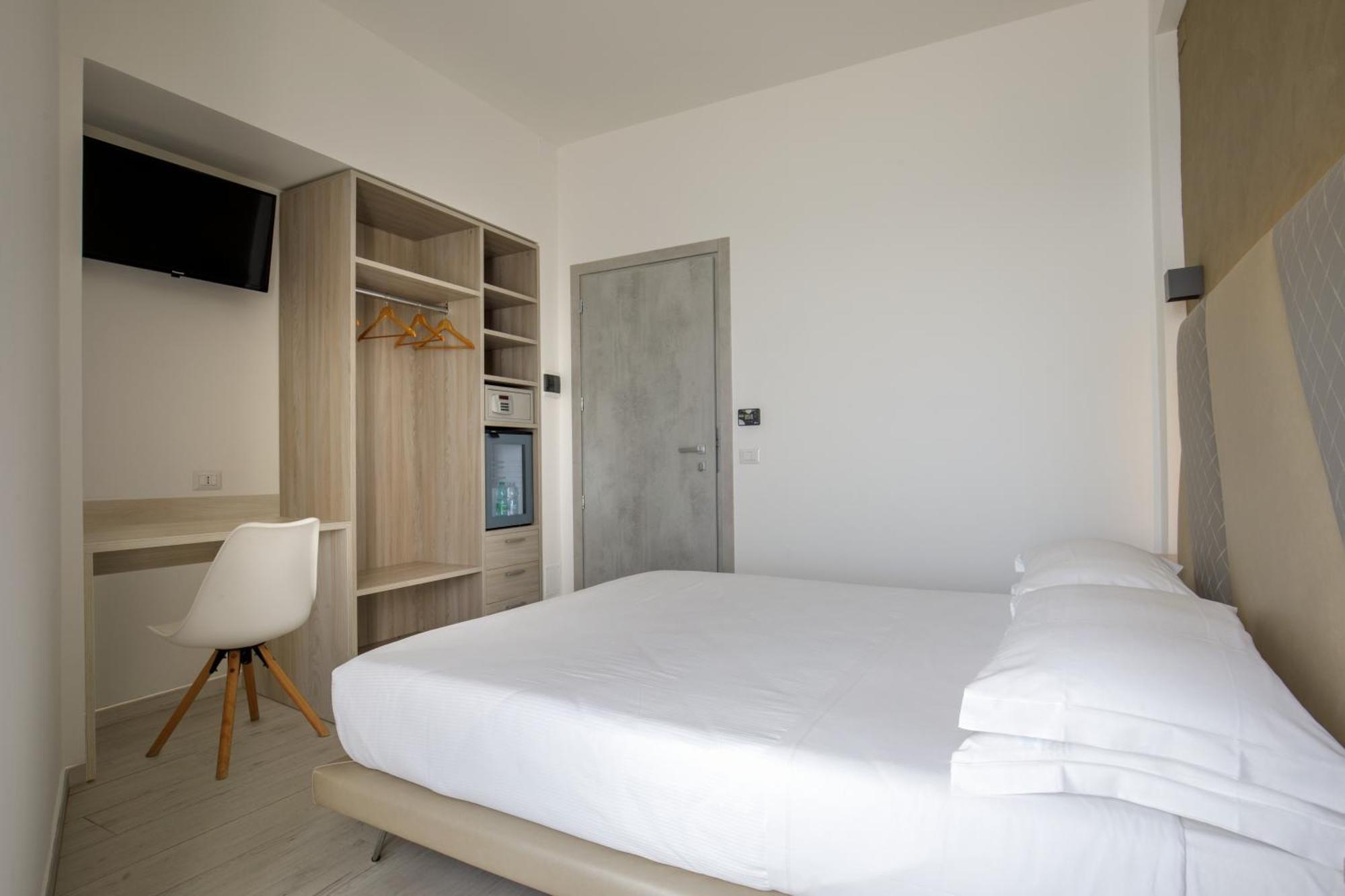Hotel Tirreno Latina Buitenkant foto