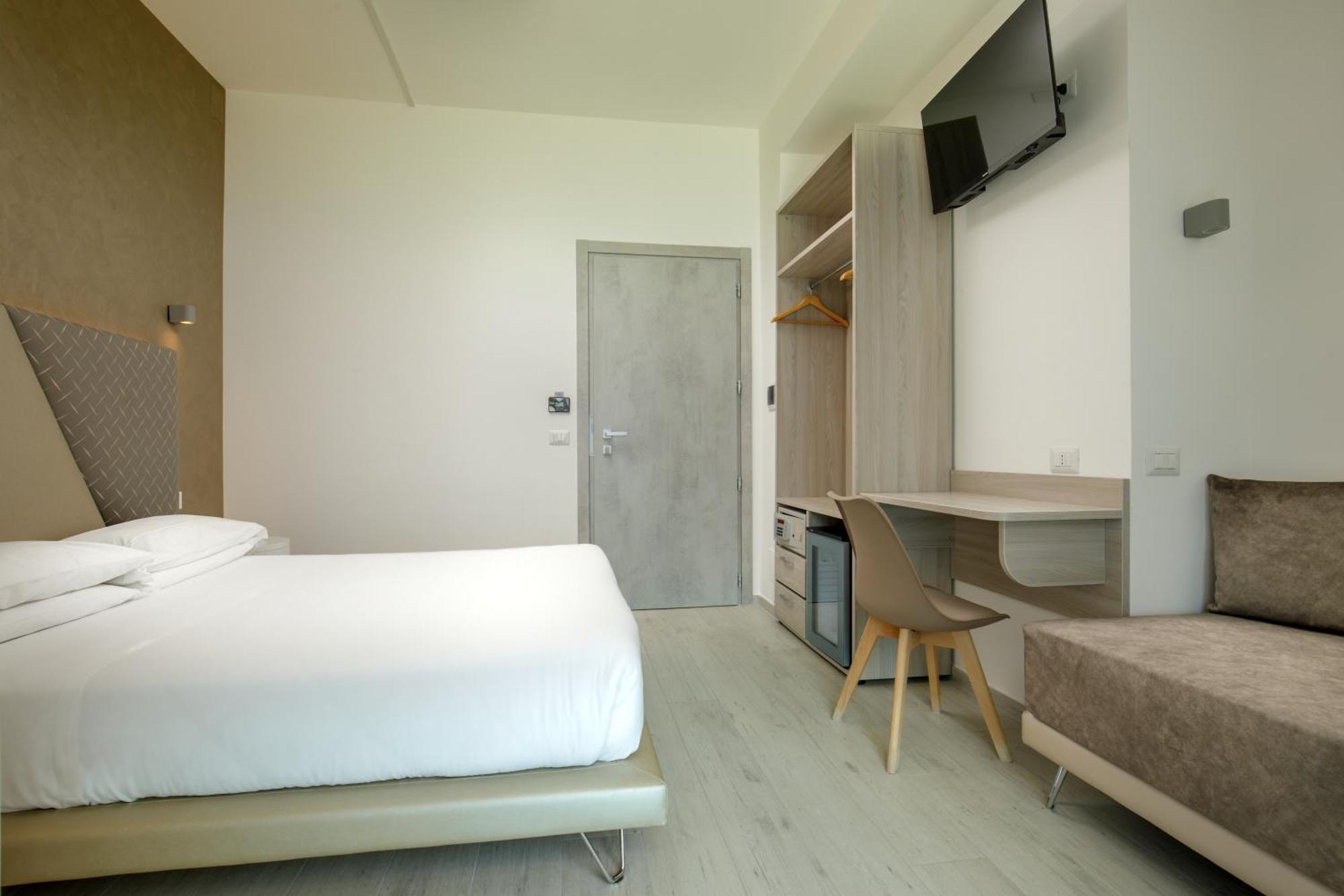 Hotel Tirreno Latina Buitenkant foto