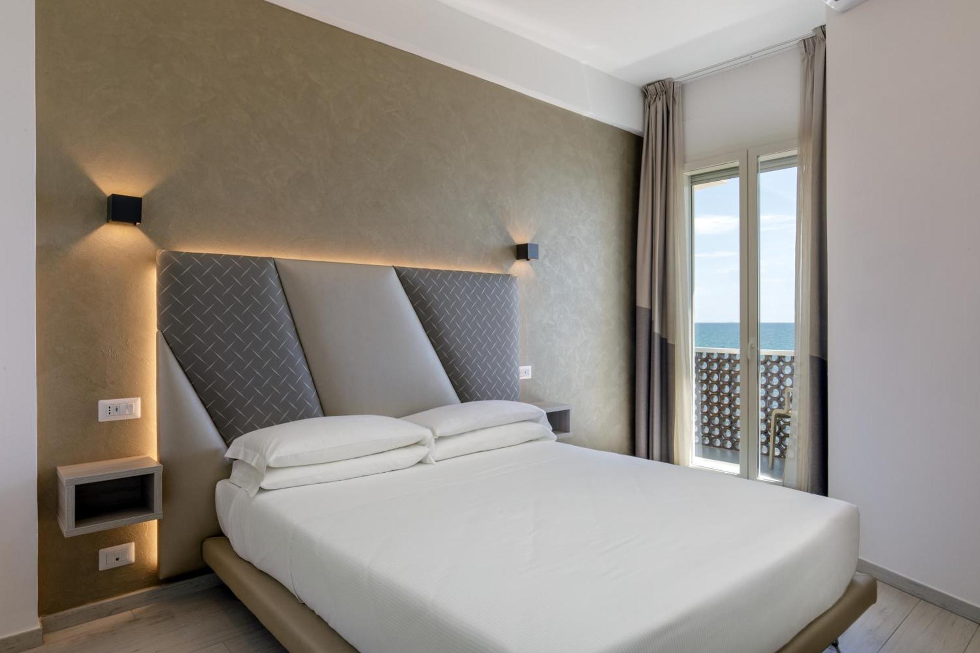 Hotel Tirreno Latina Buitenkant foto