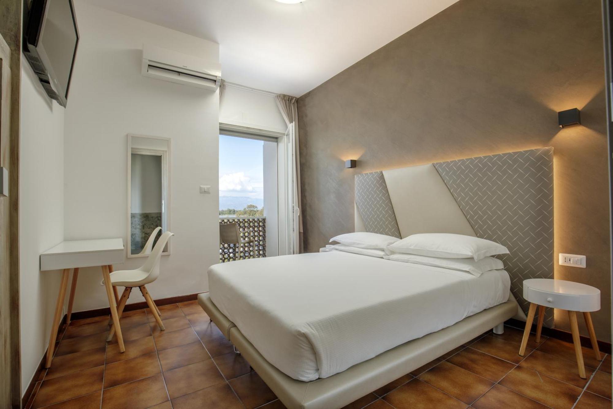 Hotel Tirreno Latina Buitenkant foto