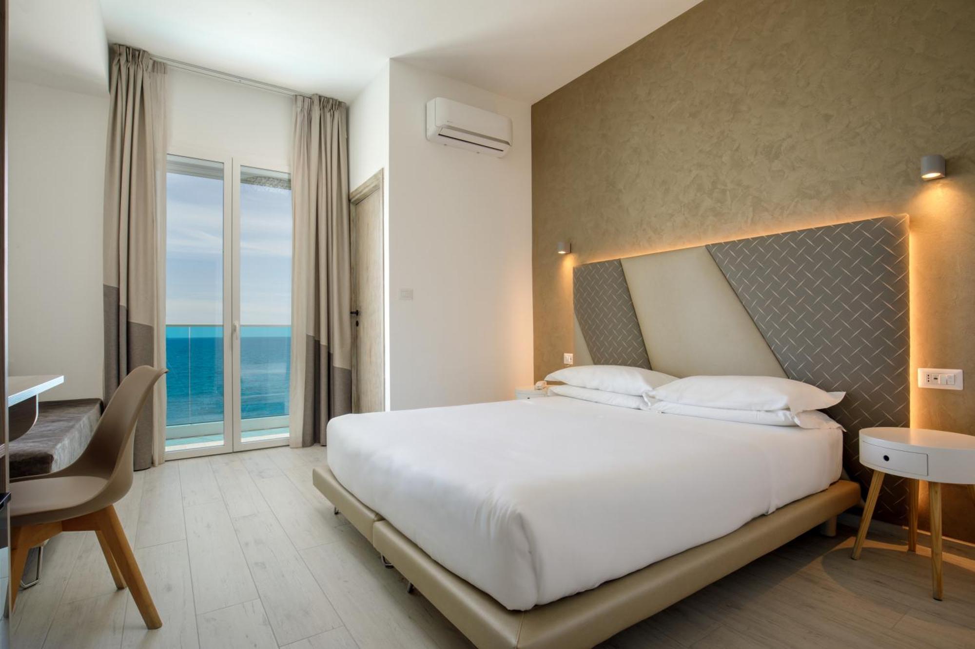 Hotel Tirreno Latina Buitenkant foto