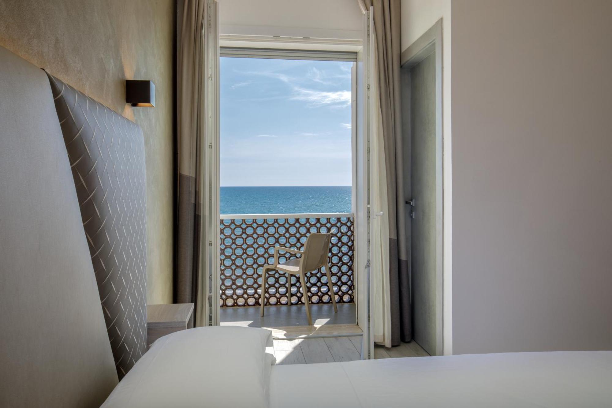 Hotel Tirreno Latina Buitenkant foto