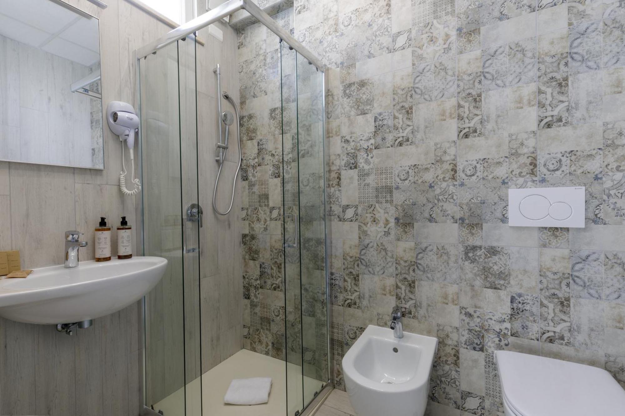 Hotel Tirreno Latina Buitenkant foto
