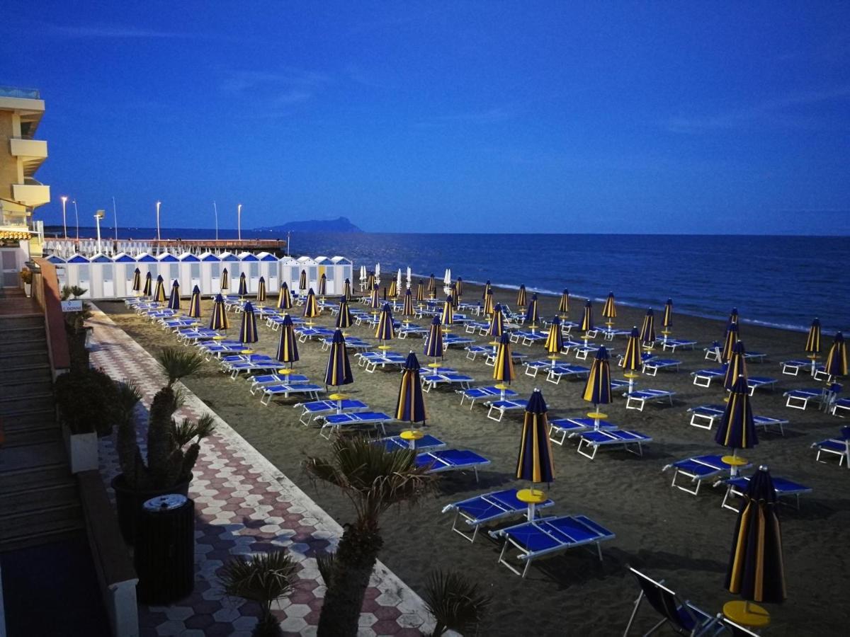 Hotel Tirreno Latina Buitenkant foto